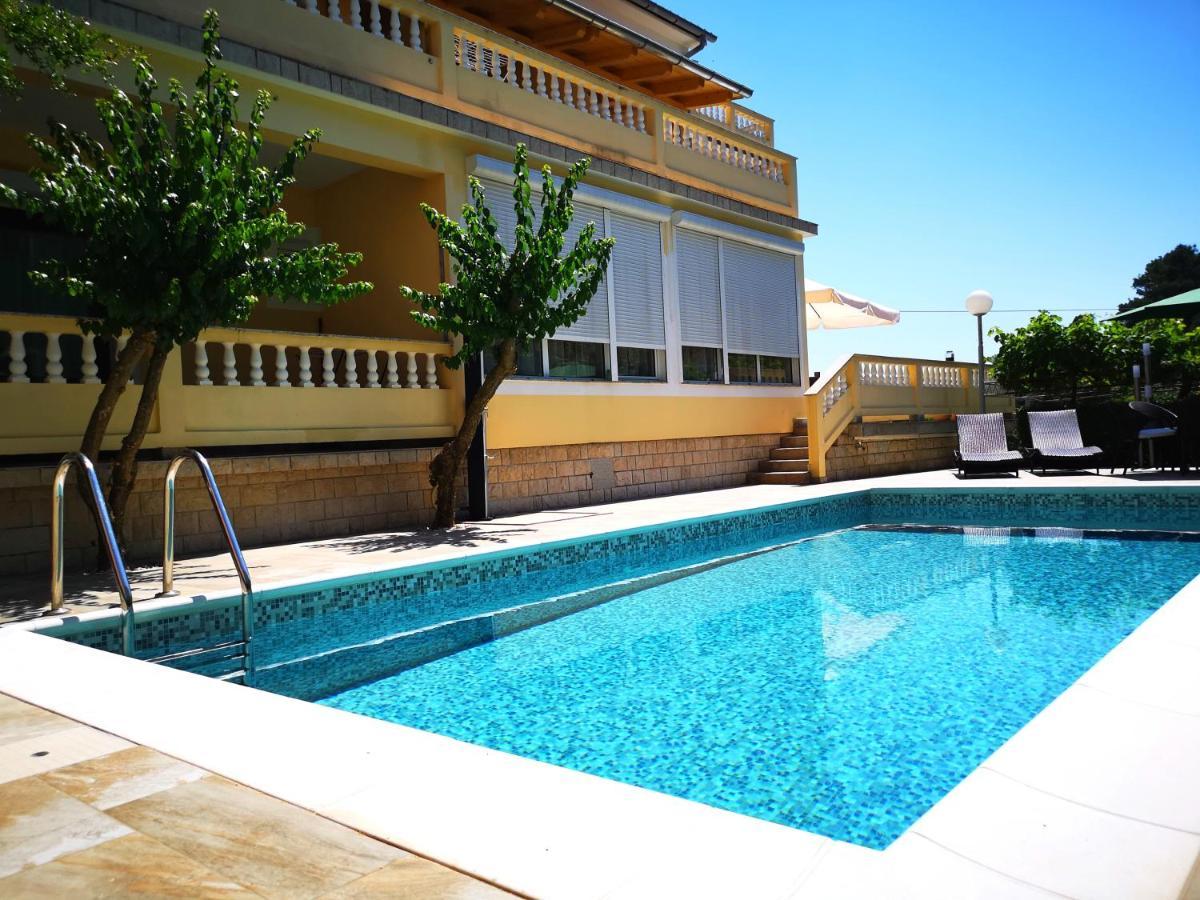 Apartments With A Swimming Pool Banjol, Rab - 11382 Ngoại thất bức ảnh