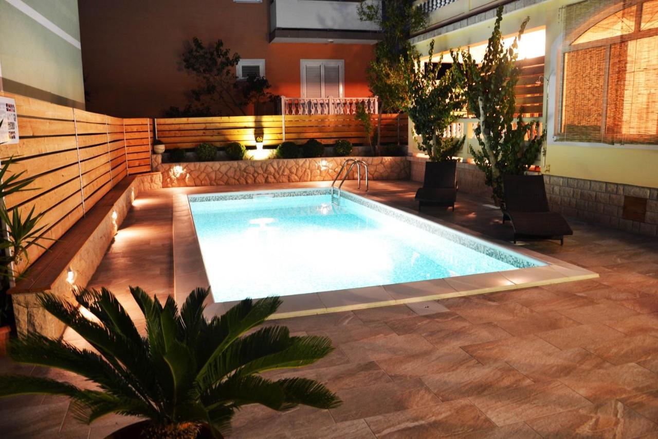 Apartments With A Swimming Pool Banjol, Rab - 11382 Ngoại thất bức ảnh